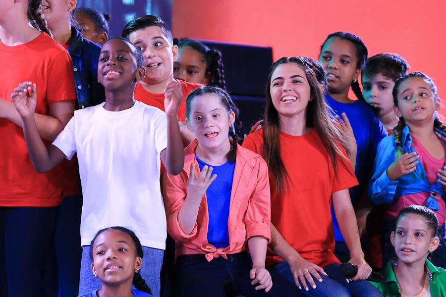Con gran emoción felicito la actuación de los niños, niñas y jóvenes de la Compañía de Teatro Infantil “La Colmenita”, quienes hicieron una demostración del heroísmo, el valor, el humanismo y la cultura que sembró Fidel en su amada Cuba. ¡Ha sido una experiencia extraordinaria!