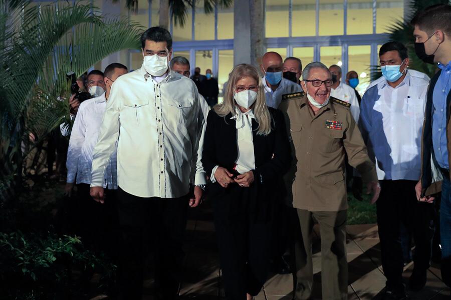 NicolasMaduro's tweet photo. Agradezco al hermano Presidente Díaz-Canel y al Comandante Raúl Castro por invitarme al maravilloso evento de inauguración del Centro Fidel Castro Ruz, un espacio para el estudio, difusión del pensamiento y la obra del Padre de la Revolución cubana, el Comandante de la Dignidad. https://t.co/UKy47WkRxe