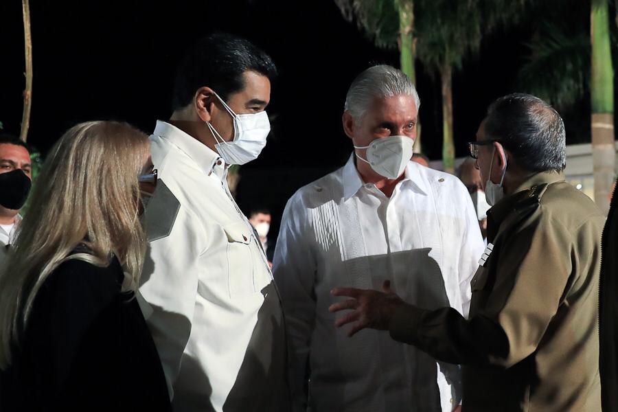NicolasMaduro's tweet photo. Agradezco al hermano Presidente Díaz-Canel y al Comandante Raúl Castro por invitarme al maravilloso evento de inauguración del Centro Fidel Castro Ruz, un espacio para el estudio, difusión del pensamiento y la obra del Padre de la Revolución cubana, el Comandante de la Dignidad. https://t.co/UKy47WkRxe