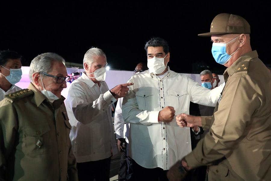 NicolasMaduro's tweet photo. Agradezco al hermano Presidente Díaz-Canel y al Comandante Raúl Castro por invitarme al maravilloso evento de inauguración del Centro Fidel Castro Ruz, un espacio para el estudio, difusión del pensamiento y la obra del Padre de la Revolución cubana, el Comandante de la Dignidad. https://t.co/UKy47WkRxe