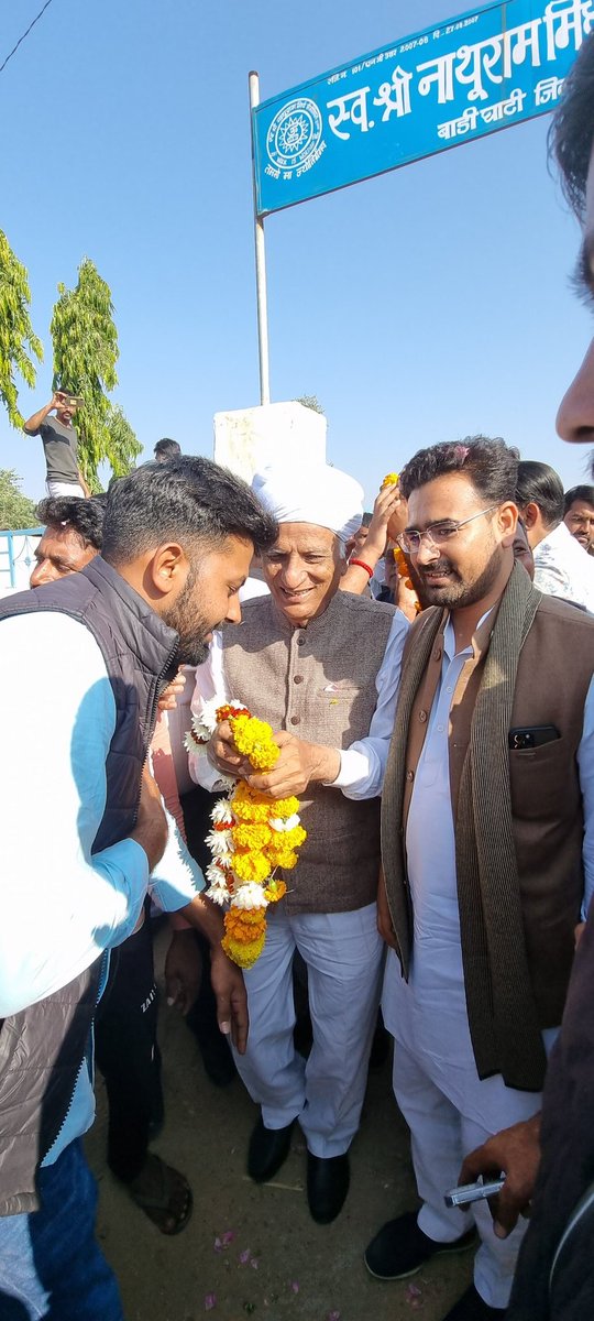 Manoj_Anchra's tweet photo. साहब नहीं साथी बनूंगा।
विधायक नहीं जनसेवक बनूंगा।✌
#Team_RG❤
@SachinPilot @Hemaram_INC @MukeshBhakar_ @RamniwasGawriya
@VijaypalMirdha https://t.co/wusHKCqvj1