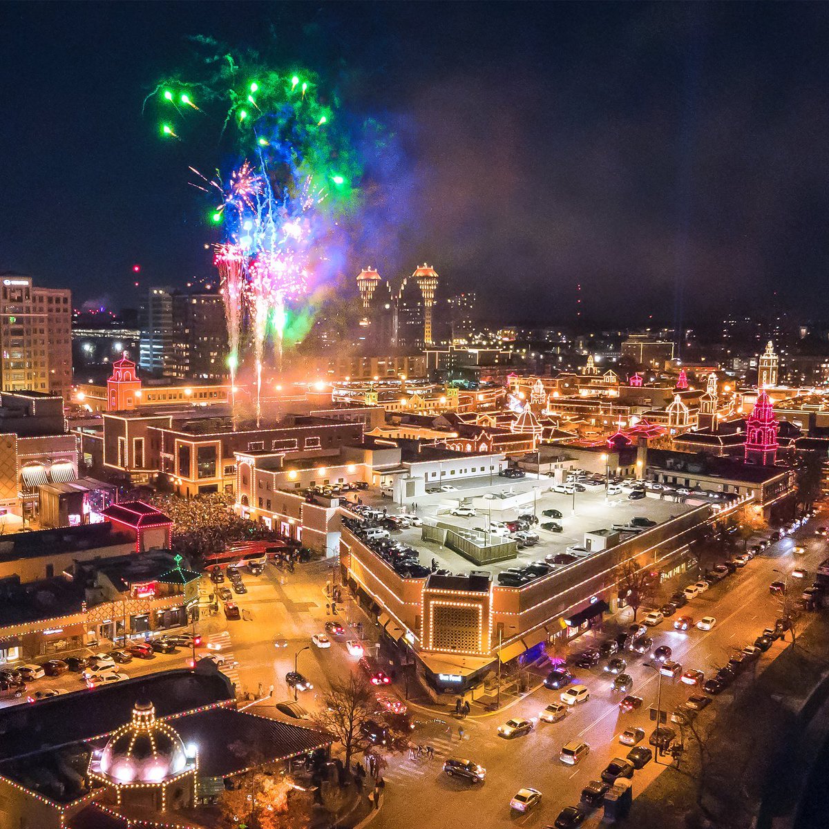 VisitKC's tweet photo. A bright start to the season 🎆

📸: @scottblairphoto https://t.co/iC5sM0tybM