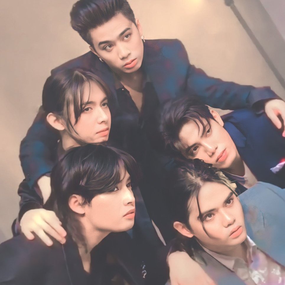 Atinritymonster's tweet photo. At kahit paaa ang mundooo ay mag-ibaaa ako'y laging nandirito 💙💙💙

WE LOVE YOU SB19
#WeLoveYouSB19 
#STANWORLD #SB19
#SB19BillboardHTSTop1
#Bazinga_SB19 @SB19Official https://t.co/glY7CeHzwC