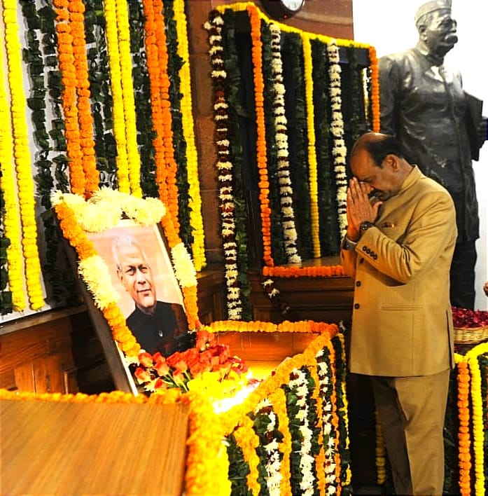 ombirlakota's tweet photo. संसद भवन परिसर में आज पूर्व लोकसभा अध्यक्ष श्री रवि राय जी की जयंती के अवसर पर भावभीनी पुष्पांजलि अर्पित की। https://t.co/NDeUomSUue
