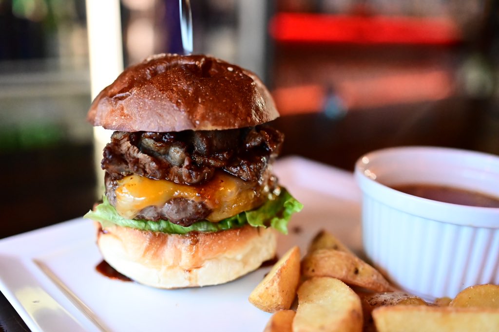 やべぇ、これはうまい😋 層もキレイ✨ 10月にオープンしたばかりだそう🍔 クチコミほぼ無いお店に突撃して うまかった時の瞬間がたまりませんっ🍀 @magari_route66