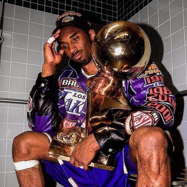 EnciclopediaUrb's tweet photo. Anuel AA estrenó el álbum Las Leyendas Nunca Mueren el día de su cumpleaños, retomando el estilo de sus orígenes en el trap.
Su portada es una referencia directa a la icónica foto de Kobe Bryant tras ganar el campeonato de la NBA en 2001, reflejando la tristeza en la gloria. https://t.co/T5fmSS0Izs