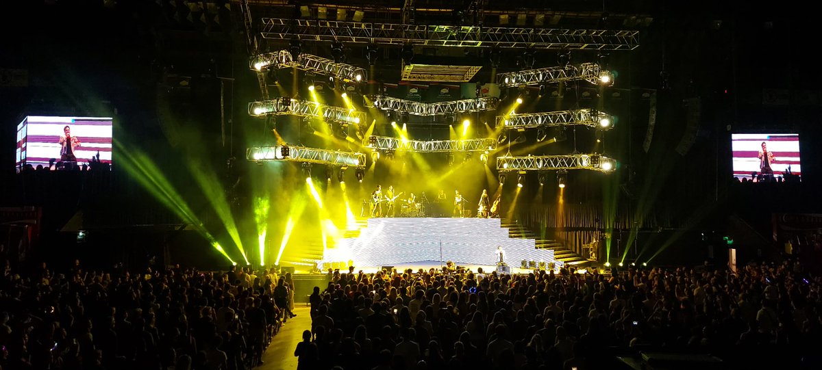 LisaLainOk's tweet photo. #Recis Gran noche en el Luna Park junto a @CHANOTB que brindó un recital de altísimo vuelo acompañado por los también talentosos chicos de la banda. Un resiliente que enfrentó todos los obstáculos y hoy ofreció el recital de su vida.
#tanbionica #chano #obsesionario https://t.co/5SE7kMUtPn