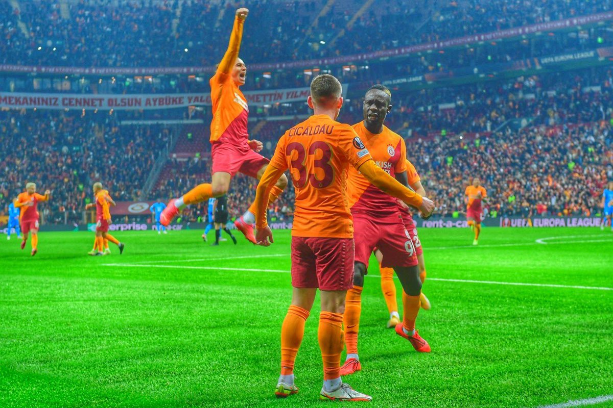 OsmanAtik_'s tweet photo. Grup Lideri Avrupa Fatihi Galatasaray 🔥  #Galatasaray  #gunaydin #GSvsOm https://t.co/iXrTTpZNM2