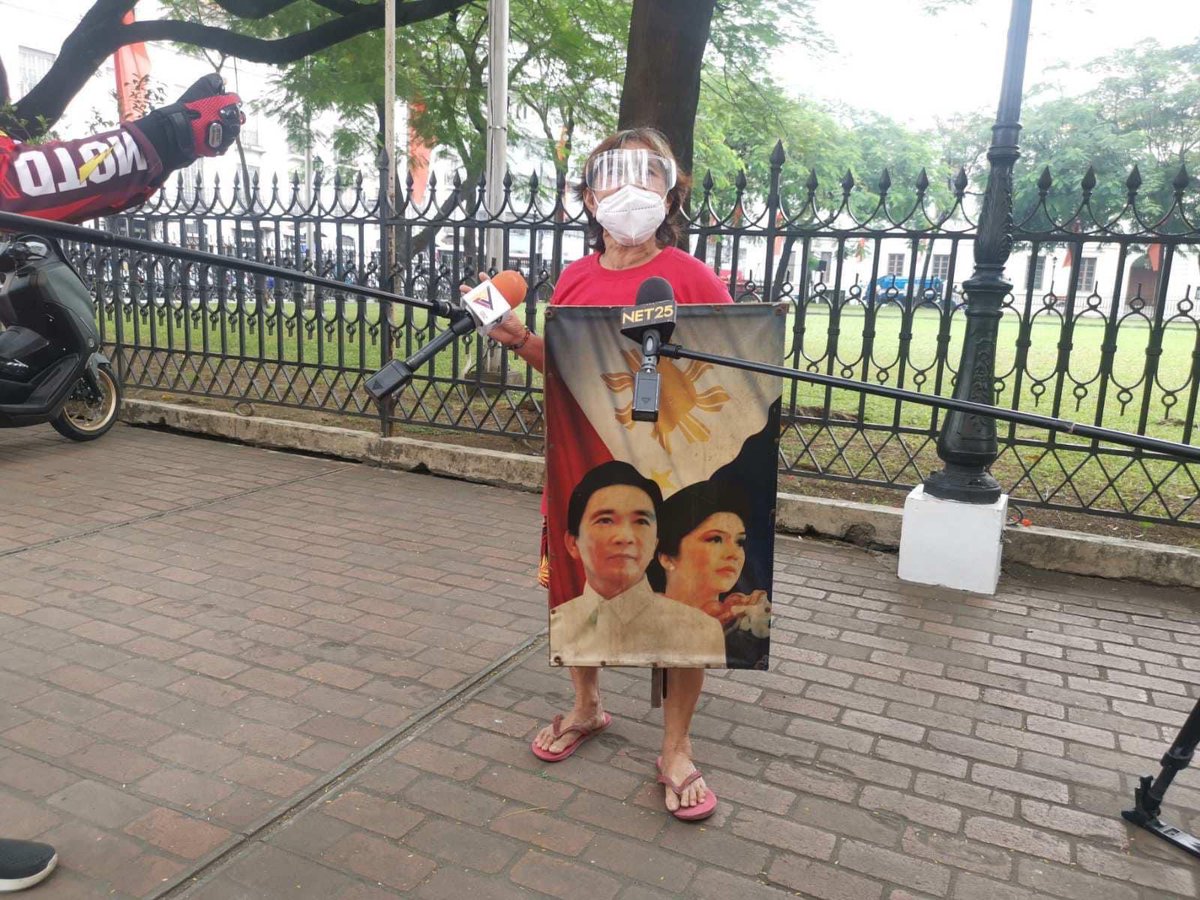 ImPartOfYouth's tweet photo. Mag isang sinugod ni Nanay ang mga Anti-Marcos sa harap ng Comelec. Para sa Preliminary Conference ng mga Petition against kay Bongbong Marcos.

I Salute to Nanay 🙂🇵🇭 https://t.co/kwY4GXIIuk
