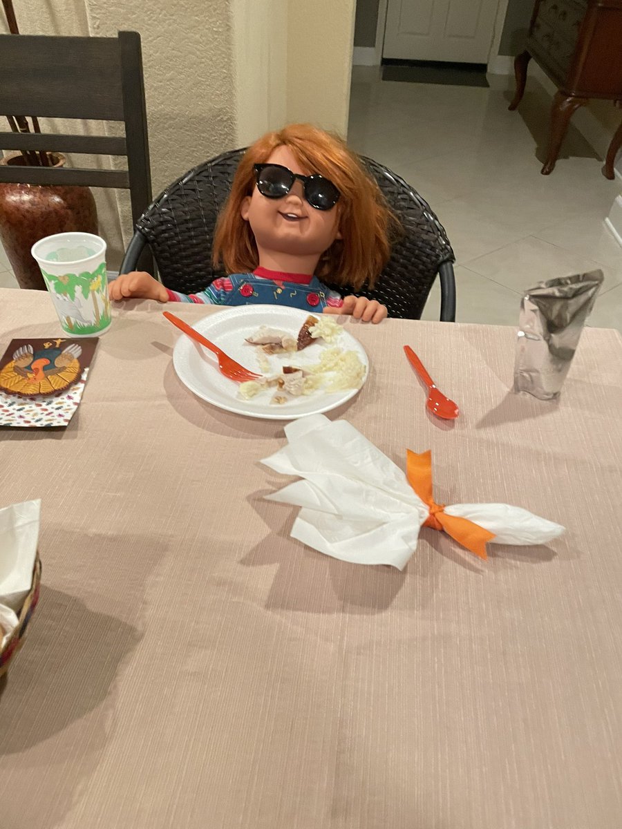 Blawzzi's tweet photo. What a natural model 😼🤝

#chucky #chuckseries #chuckyshow #thanksgiving https://t.co/j3qlz8TRky