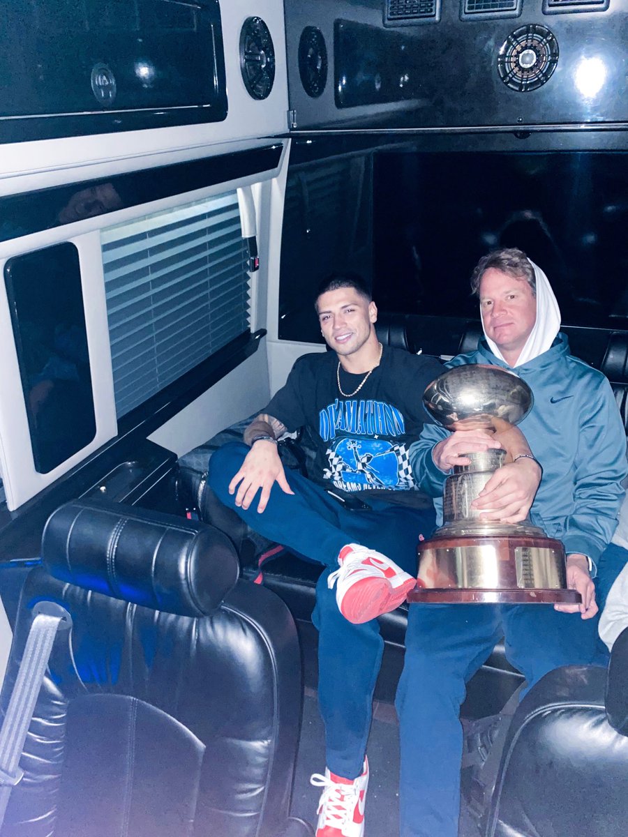 Lane_Kiffin's tweet image. I’m this one!!!! Bringing it back home again!! And he’s telling me he wants to stay another year!!! @OleMissFB 30 mins out   #goldnecklace 🤦‍♂️