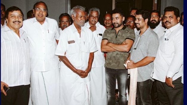 Veeru_Journo's tweet image. ஜெய்பீம் திரைப்படத்தை பார்த்துவிட்டு, இயக்குநர் ஞானவேல் மற்றும் நடிகர் சூர்யாவை பாராட்டிய மூத்த கம்யூனிஸ தோழர் நல்லகண்ணு 

#JaiBhim  .@Suriya_offl   #suryasivakumar