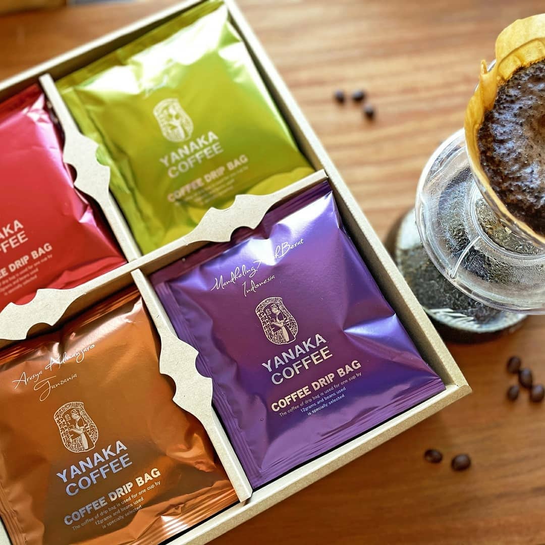 yanakacoffee's tweet photo. やなか珈琲のウィンターギフト🎁
大人気のドリップバックギフト
☕と焙煎したての豆が詰まったレギュラーコーヒーギフト🎵
豊かな香りと心地よい風味をお届けします。
ネットからご注文は関東、関西、北陸、信越、中部地区、送料無料🍀
#やなか珈琲ギフト
#コーヒー���フト
#コーヒーギフト通販 https://t.co/oaP3gGrIlA
