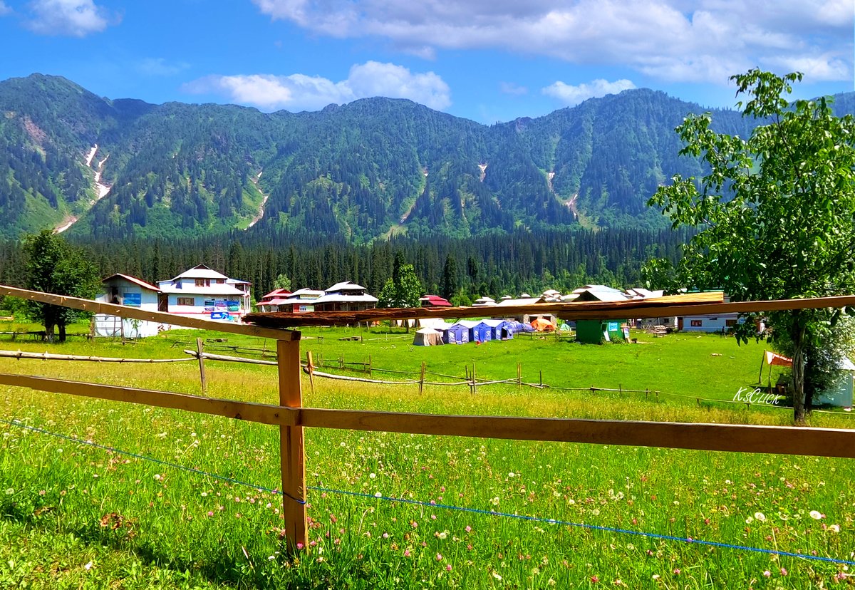 CMahmood6362's tweet photo. ArangKel The most beautiful village of #Kashmir 
💚💗🌹🏔
#BeautifulPakistan #ksclick #PakistanDestinationOfTourism https://t.co/Noiyq9zAXX