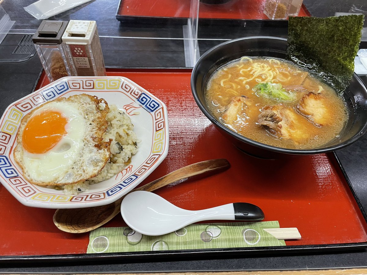 今日は富田屋さんでお昼ご飯をいただきました！
炙りチャーシューメンと高菜チャーハン
今日も美味しくいただきました👍