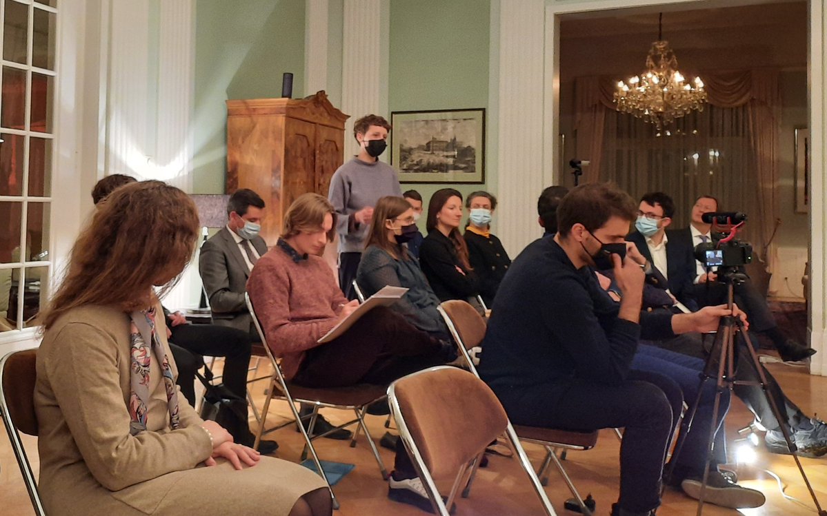 botschaftbern's tweet photo. Herzlichen Dank an die Professoren Holenstein, Rebenich, @C_Baudenbacher, die Studierenden der @unibern und die Gäste des gestrigen Abends! Es war eine sehr spannende Diskussion zu🇨🇭🇪🇺&amp;🇩🇪 #Europanarrativen #ArchivderStimmen @ArbeitAnEuropa https://t.co/yqU30jqI9q