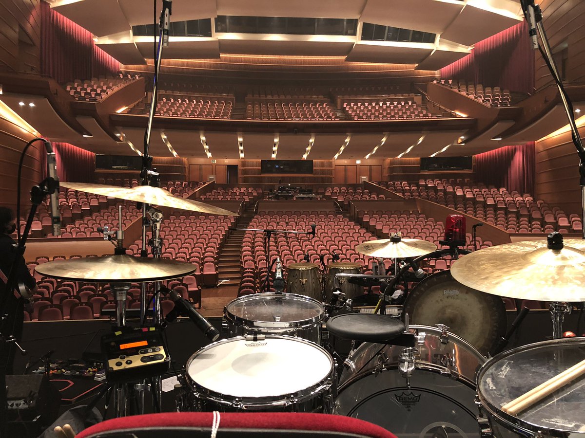 kebetang's tweet photo. CRAZY KEN BAND TOUR
“好きなんだよ”2021-2022
#08 NHK大阪ホール
 (｀_´)ゞ https://t.co/xa4txjvICZ