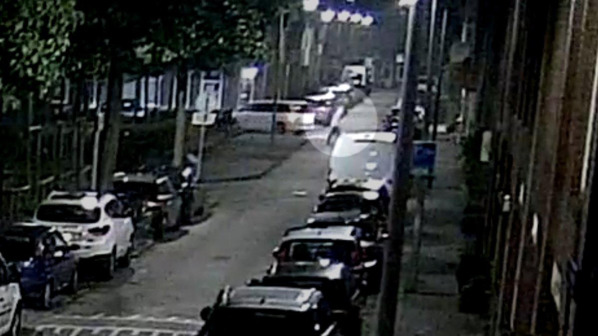 Het is een wonder dat er geen gewonden of doden vallen bij een woningbrand in de Rotterdamse Kamperfoeliestraat. Een brand die niet bij toeval ontstaat. Er staat namelijk een brandstichter op beeld. Wie is hij? Video: bit.ly/30VRgoj