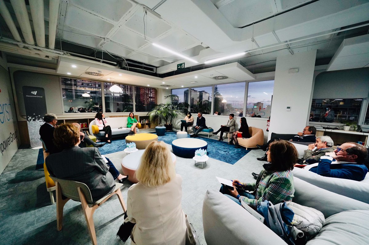 ManpowerGroupES's tweet photo. Igualdad de género, techo de cristal, escasez de talento y diversidad generacional en las organizaciones fueron algunos de los temas que se abarcaron en el encuentro con @mofloresb, Presidente para ManpowerGroup #LATAM, en su visita a nuestra #TalentTower. https://t.co/jT0G3V76hZ