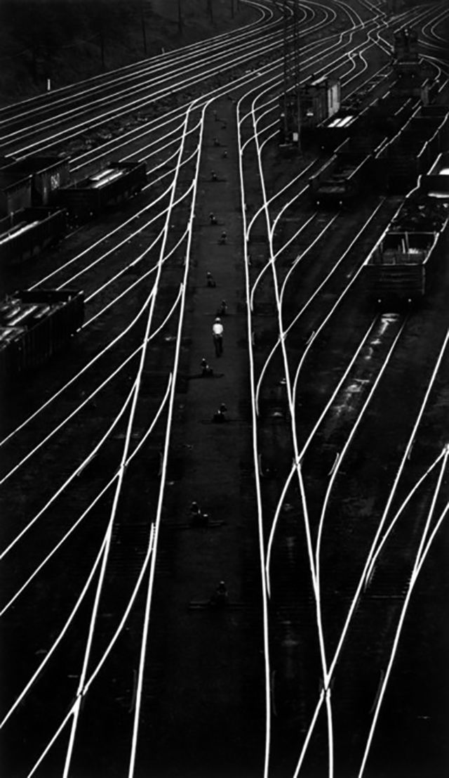 IoriTosa2's tweet image. 📷 by W. Eugene Smith 

Man Lost in a Maze of Railroad Tracks, 1955

#bnwphotography #RailroadTracks #1950s #EugeneSmith 
.