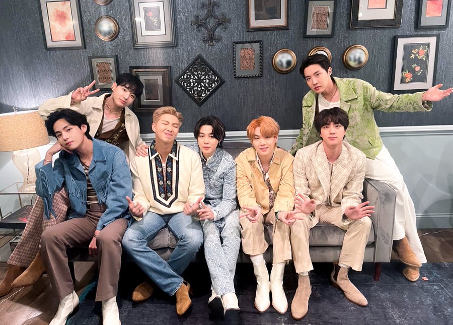ARMYFRANCE_'s tweet photo. [@BTS_twt x Media🇰🇷]

#BTS a demandé un report d'un an de l'enrôlement militaire obligatoire, comme la loi l'autorise pour les représentants de la culture populaire et des arts.

JIN pourra donc commencer son service militaire à ses 30 ans en âge intl et non ses 30 ans en âge🇰🇷. https://t.co/X09TEO57cm