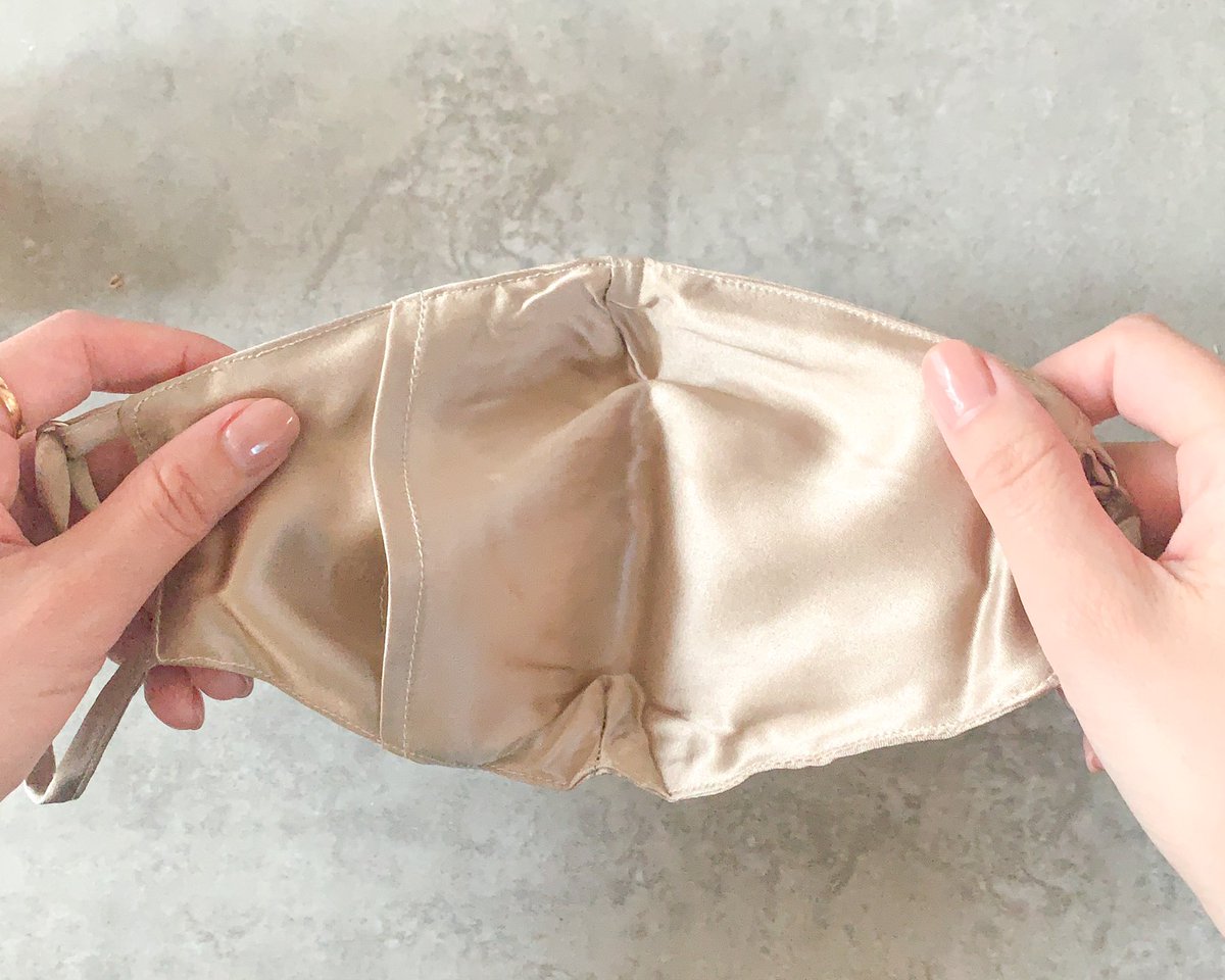 ついに！
不織布を入れられるシルクマスクを購入。肌あたりもやさしいし、息も苦しくなくて大満足🌿

不織布の肌あたりが苦手で毎日ストレスだったけど、やっと解放された☺️

ヒカリエにはサンプルが置いてあったので自分の肌に合った色を選べました✨

シルクアイテム、これから増やしていきたいな〜