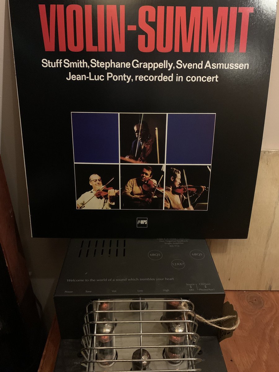 lDa4E2KIGCYCnK9's tweet photo. VIOLIN-SUMMIT
真空管アンプで、レコードを聴きながら、自家焙煎の美味い珈琲をどうぞ♫
#ステファングラッペリ #ジャズバイオリン
#レコード喫茶 #レコード聴こう #レコード聴けます #珈琲と音楽 #生野区カフェ #stuffsmith #svendasmussen #jeanlucponty #jazzviolin #stephanegrappelli https://t.co/2LjDRYc6A0