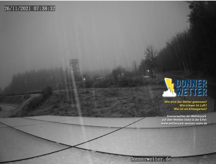 DonnerwetterDe's tweet image. Erste Flocken fallen am donnerwetter.de-Wetterpark auf dem Weißen Stein in #Hellenthal. Und bei ein paar Schneeflocken bleibt es an diesem #Wochenende nicht. 😬❄️ donnerwetter.de/wetter-aktuell… #Wetter #Schnee #Eifel #Wochenende