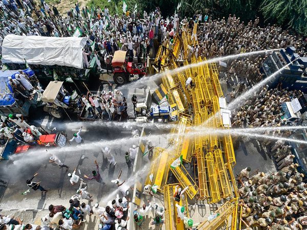 GurpreetSSahota's tweet photo. We remember this moment. Then next stop was Delhi. Saw first time Punjab and Haryana so close. #FarmersProtest has lots of achievements and it’s one of them. https://t.co/68on6dJIzd