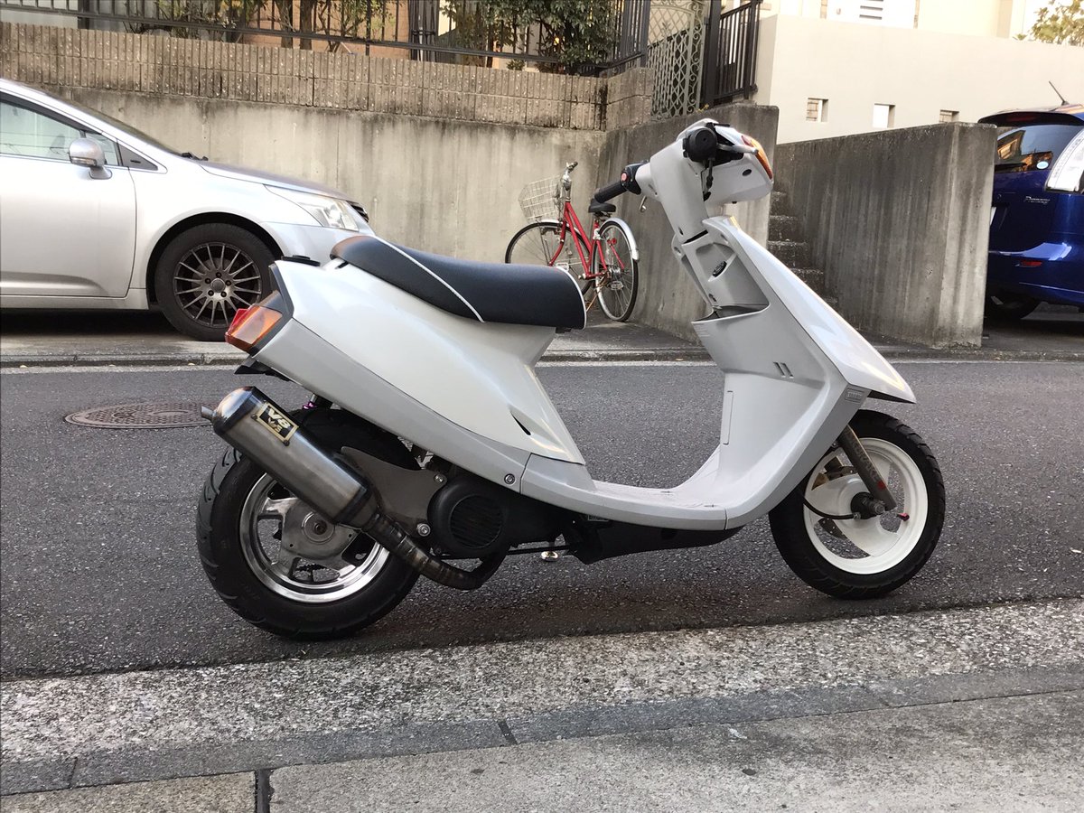 AXIS_4VP_Kuu's tweet photo. 本日は、ジョグ #3RY
シートを超アンコ抜きから、
ちょっとアンコ抜きにして、
マフラーをV8にして、
やっと加工出来た、リア3.00幅のアルミホイール装着 https://t.co/jAzh1zyDQr
