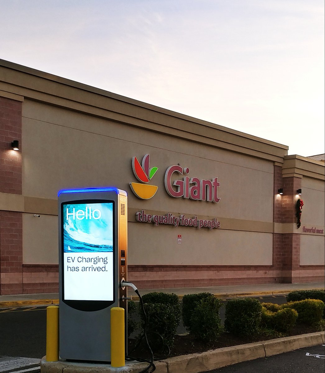 InvestingInnerG's tweet photo. $VLTA ...#VoltaViews... 👀🔋 
#Thanksgiving  #WashingtonDC #GIANTgocery @VoltaCharging @GiantFood https://t.co/9V9bHocog8
