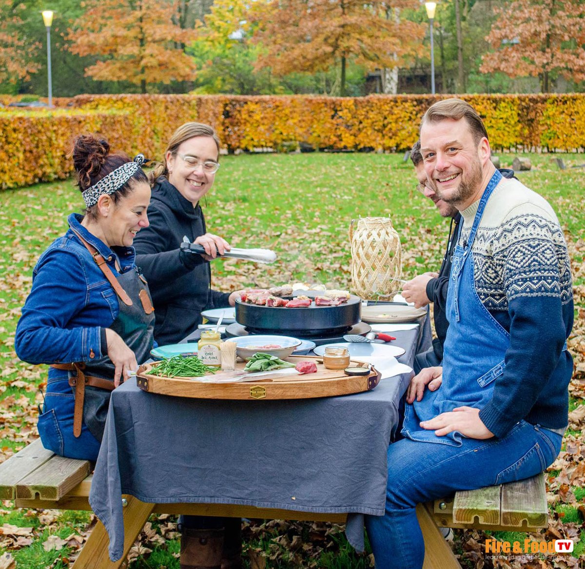 🥂 Niet 1 receptidee maar vandaag laten Bastiaan en bbq-chef Jeanette maar liefst 5 gerechtjes zien. Inderdaad zien, want ze eten het allemaal direct op tijdens onze BBQ Gourmet!
 Kijk je mee 🎥 youtu.be/aLEQxYmA9vI