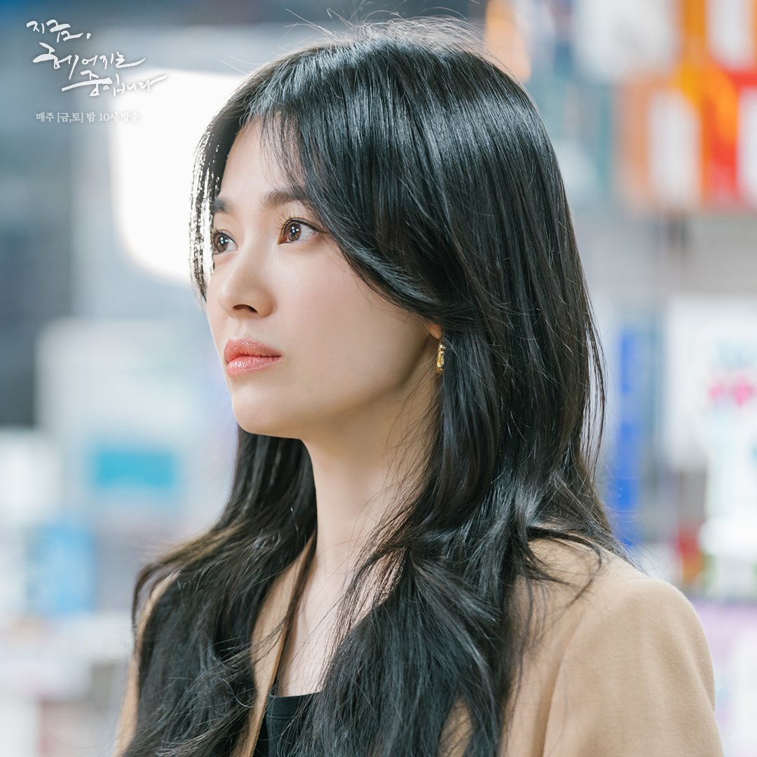 SBSNOW's tweet photo. 얼굴만 봐도 아픈 게 
싹 나을 것 같은 명의 하영은🩺

SBS 금토드라마 <지금, 헤어지는 중입니다>
☞ 매주 [금,토] 밤 10시 방송

#SBS금토드라마 #지금헤어지는중입니다 
#지헤중 #Nowwearebreakingup
#송혜교 #장기용 #최희서 #김주헌 https://t.co/sme4UYW91W