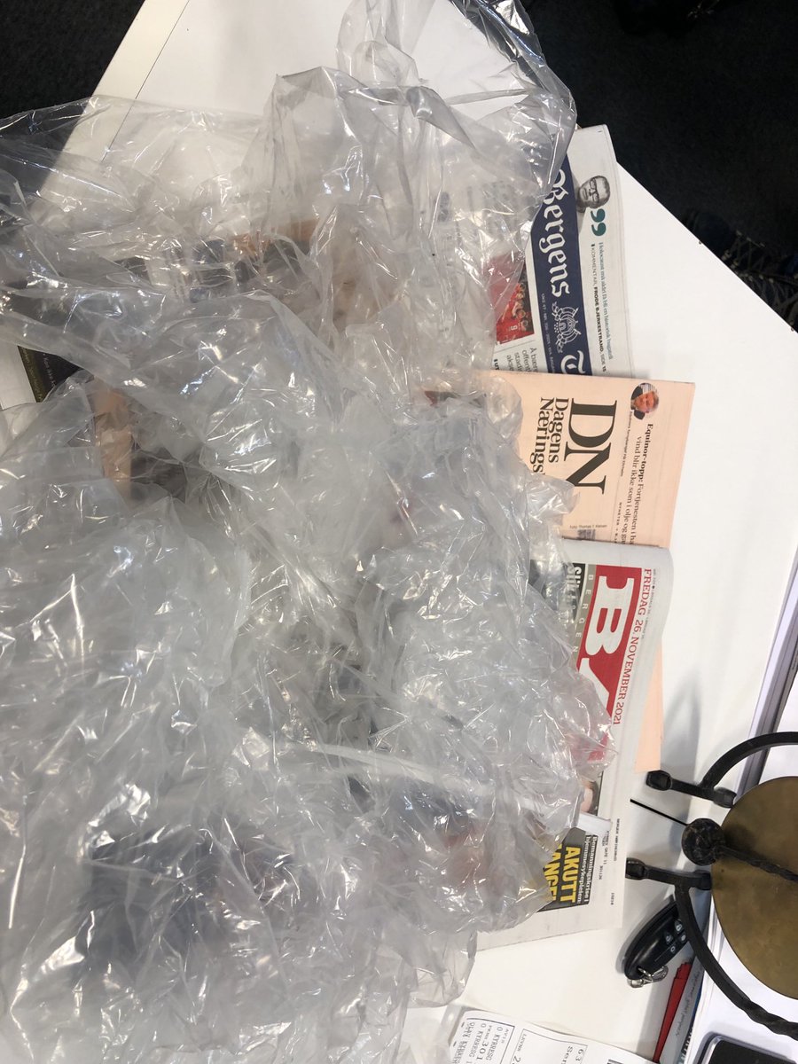 Vi får 3 aviser hver dag i ⁦<a href="/BergenChamber/">Bergen Næringsråd</a>⁩ - og et lass med plast.  Hver avis i egen plastpose, og samlet inni en fjerde samlepose. Skam dere ⁦<a href="/DN_no/">Dagens Næringsliv</a>⁩ ⁦<a href="/btno/">Bergens Tidende</a>⁩ ⁦<a href="/BA_no/">Bergensavisen</a>⁩ Dere skaper et daglig plastberg #plastsmart