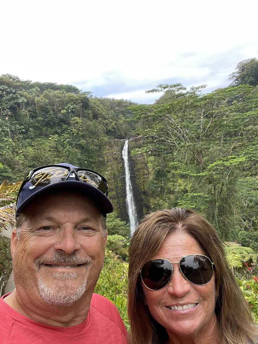 fhelmink's tweet image. Finally getting around to posting some pics after returning from our belated 40th Anniversary trip to Hawaii. Covid delayed it in 2020, but couldn’t stop us this year. Kathy and I really enjoyed our time on the beach, at the pool, sightseeing, and hiking on both O’ahu and Kona.