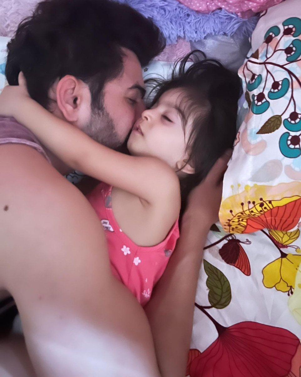 This reunion made us tear up within seconds💕

Father #JayBhanushali reunites with daughter #tarajaymahhi after being evicted from the #biggboss15 house 💕

#biggboss15 #biggboss #jaybhanushali #tarabhanushali #mahivij #eviction #reunited #tvcelebrities #televisionactor #etimestv