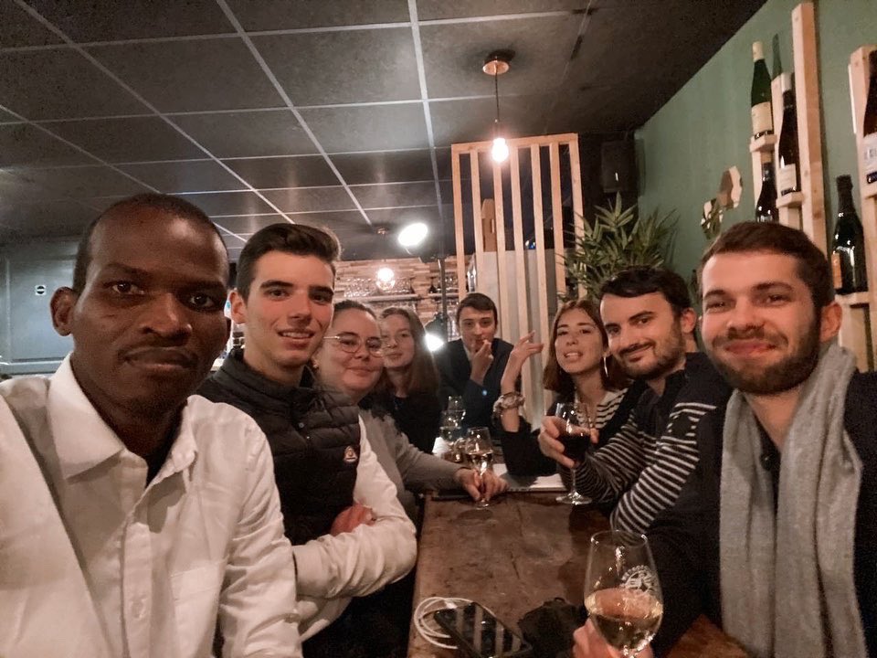 lesjem33's tweet photo. Jeudi 25 novembre, à l’occasion de la journée internationale de l’élimination des violences faites aux femmes : 
📍Barathon « Angela » : permettant de sensibiliser les gérants de bars au dispositif Angela.
📍Affichage « Demandez Angela » 
📍 Agora sur l’égalité F/H 
#5ansdeplus https://t.co/cOAgqv2q2x