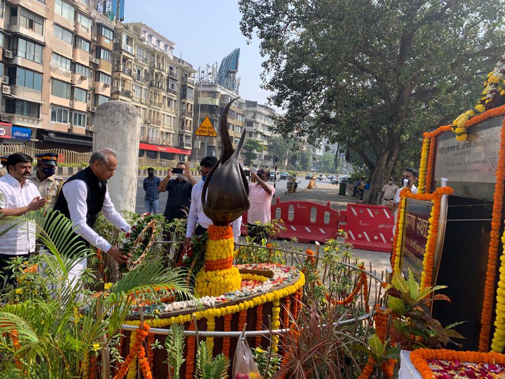 ashokgehlot51's tweet photo. 26/11 मुंबई आतंकी हमले में शहीद हुए अशोक चक्र श्री तुकाराम ओंबले जी को शहादत दिवस पर श्रद्धांजलि अर्पित की। श्री ओंबले ने आतंकी अजमल कसाब को जिंदा पकड़ा था। आतंकी की गोलियों से छलनी होने के बावजूद श्री ओंबले ने आतंकी को अपनी गिरफ्त से नहीं छोड़ा। उनके अदम्य साहस को नमन करता हूं। https://t.co/T2eCn0DlPF
