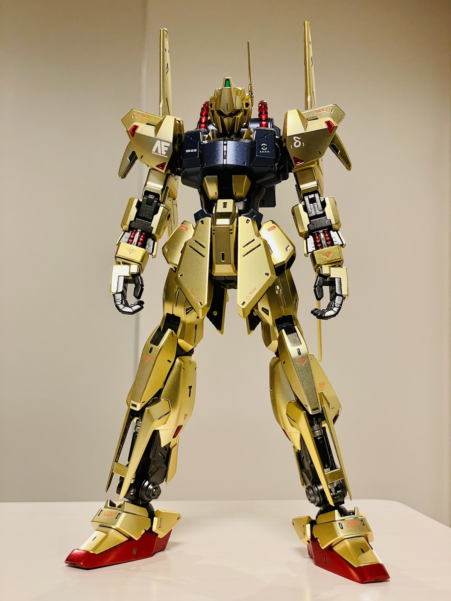 あっさん ガンプラ 新作完成 Mg 1 100 百式 Ver 2 0 ゴールドメッキのパーツ以外はメタリック のガンダムマーカーで塗装し 全体を光沢トップコートで キラッキラ 仕上げにしました 本当に見事なゴールドなので金運アップするよう家の西側に