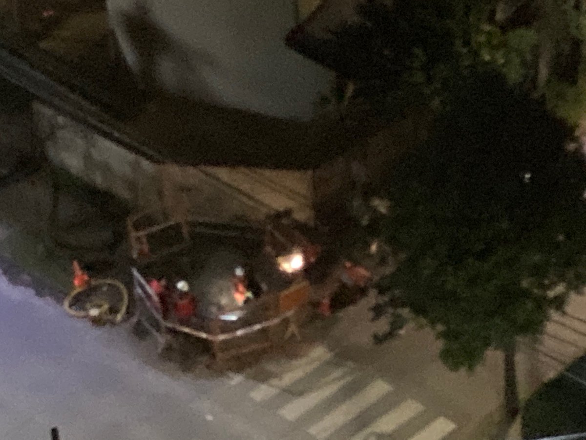 camigroz's tweet photo. Toda la noche trabajando contratista de empresa desconocida sin ninguna medida de mitigación contra ruido de generador en Victoria con Victoria en San Pedro de la Paz @SanPedroPaz  no regula estos trabajos nocturnos? https://t.co/yt6pZeHUMa