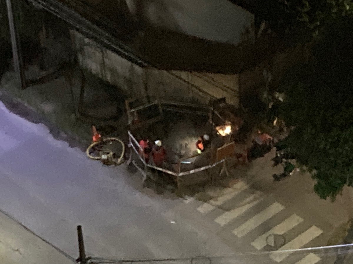 camigroz's tweet photo. Toda la noche trabajando contratista de empresa desconocida sin ninguna medida de mitigación contra ruido de generador en Victoria con Victoria en San Pedro de la Paz @SanPedroPaz  no regula estos trabajos nocturnos? https://t.co/yt6pZeHUMa