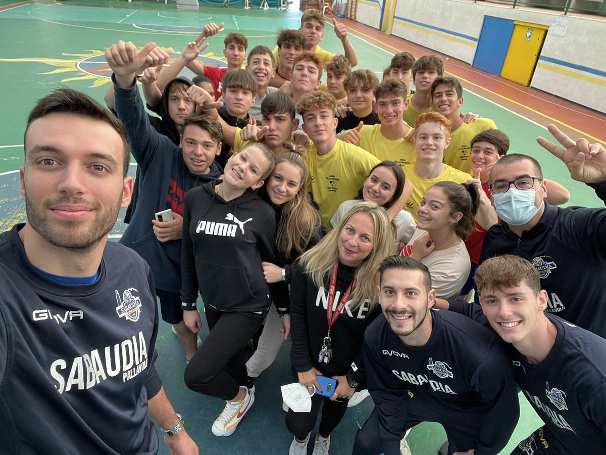 Altra bellissima esperienza con gli studenti. Con l’Opus Sabaudia (volley maschile, serie A3) ho incontrato i ragazzi dell’istituto Giulio Cesare di Sabaudia, plesso Rita Levi Montalcini, liceo scientifico sportivo con agli atleti Zornetta, Tognoni e Conoci
#giuseppeneglistadi