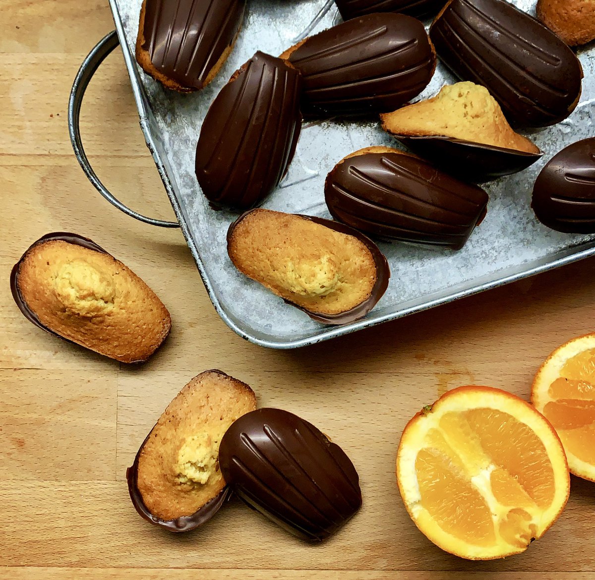 ValzeCook's tweet photo. #madeleines #orange #chocolat &amp; #alassio #liguria #ligurie #italia #surleblog #ontheblog #christmasmood #recettedenoel https://t.co/kSnSGjBC89 https://t.co/YTy9iIFS5z