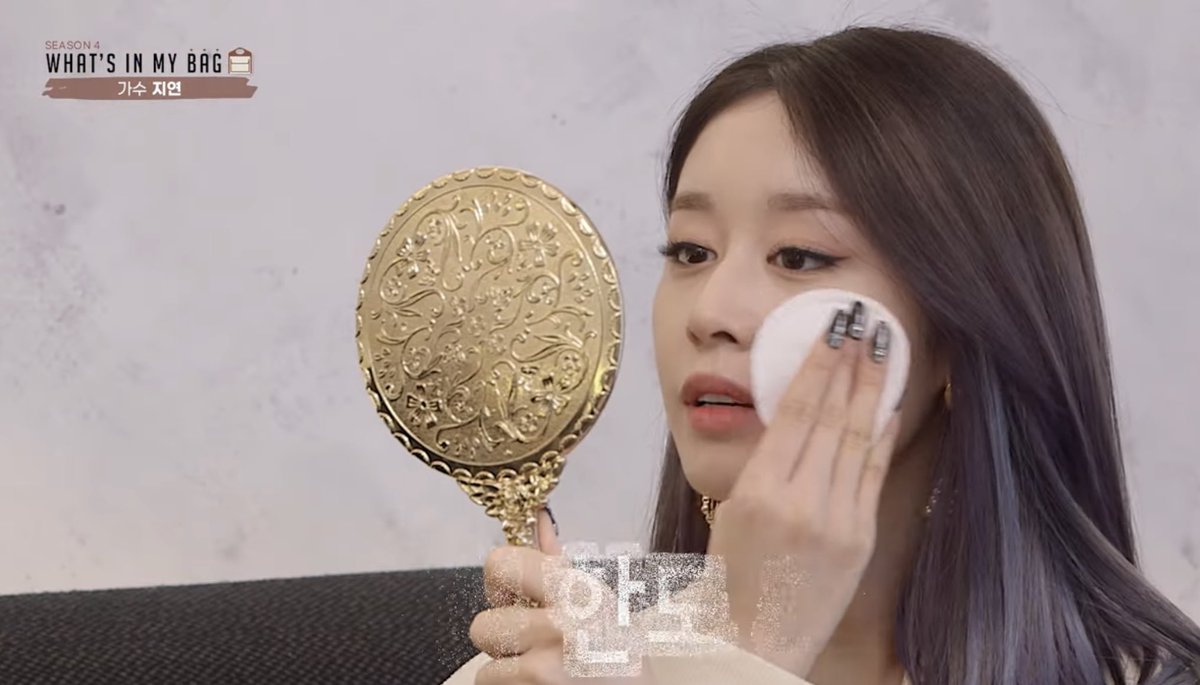 media_ara's tweet photo. #JIYEON - WHAT’S IN MY BAG (S4) ❤️ is OUT NOW ON YOUTUBE 🥰

Part 1: https://t.co/l6IFHYgukM
Part 2: https://t.co/l6IFHYgukM

Don’t forget to cmt and like for our Dino 🎀 
#TARA #티아라 #지연 https://t.co/w8Y0YJiEUa