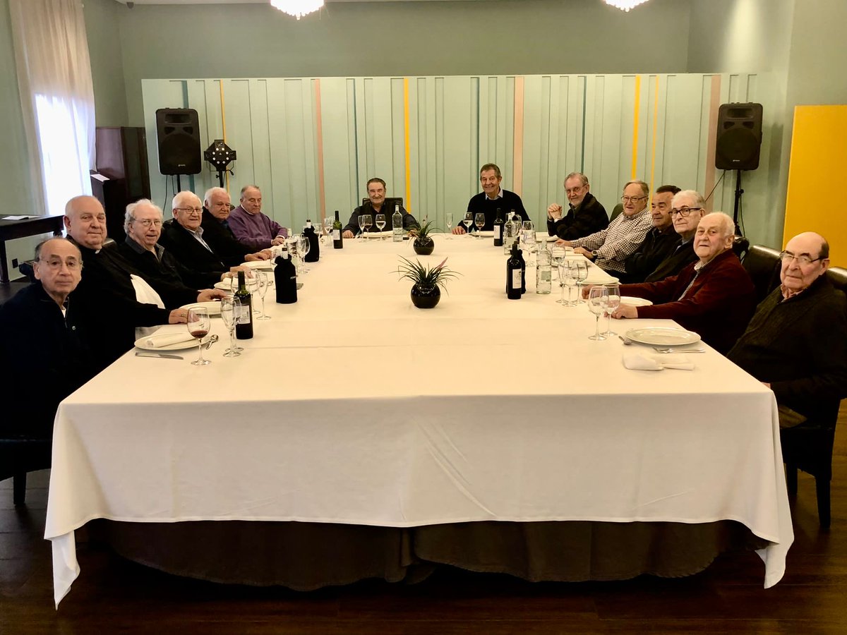JGAgapito's tweet photo. 14 companys del Col·legi Valldemia, tots ja o quasi octogenaris, ens van trobar ahir a Sabadell. Recordavem el món de fa 65 anys! Ciceró va escriure “De Senectute”: el començo a entendre https://t.co/h1S9q0g3RH