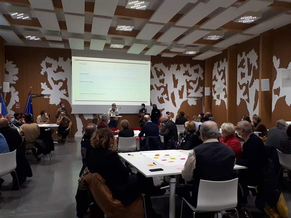 CCGevreyNuits's tweet photo. Quand la participation citoyenne fait bouger le territoire ! Une soixantaine d'habitants était présente hier soir pour faire avancer le projet de création du Tiers-lieu des Hautes-Côtes ! Un projet à l'initiative des habitants, pour les habitants, soutenu par la #CCGevreyNuits https://t.co/li6dvlTDxW