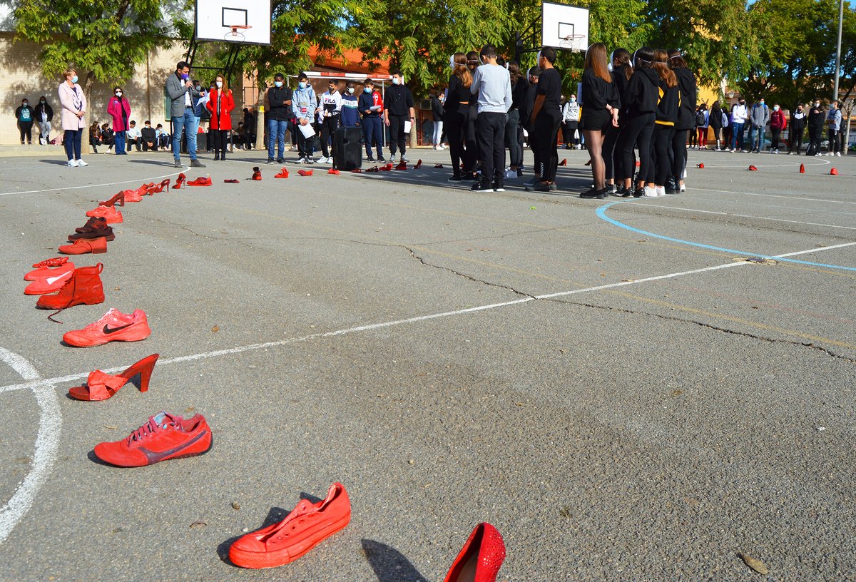 El <a href="/IES_S_Sandoval/">IES Salvador Sandoval</a> conmemoró el #25denoviembre con un acto simbólico de concienciación, que contó con la asistencia del alcalde torreño, Francisco Jesús López Manzanera, y de su concejala de Igualdad, María del Mar Ruiz Rosillo ➡️ bit.ly/3HOxN9D