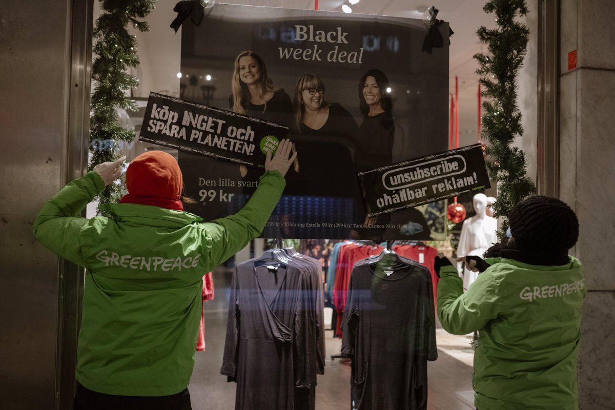 greenpeaceSTHLM's tweet photo. Bästa dealen är att köpa ingenting! 💚 Idag är det "black friday" - alltså den officiella Köp Ingenting-dagen! 😉 för ett år sedan tog våra volontärer sig ut på Stockholms gator för att för att fixa några reklam 💪
#BlackFrifday #ReinventConsumption #BuyNothingDay #GPNVol https://t.co/2ec6AUWWjb