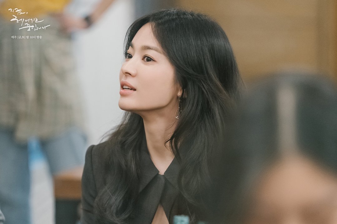 SBSNOW's tweet photo. 회식 중에도 미모 공격 중이던 
영은의 표정이 굳어진 이유는?!🤔

SBS 금토드라마 <지금, 헤어지는 중입니다>
☞ 매주 [금,토] 밤 10시 방송

#SBS금토드라마 #지금헤어지는중입니다 
#지헤중 #Nowwearebreakingup
#송혜교 #장기용 #최희서 #김주헌 https://t.co/UI7vrUCUXr