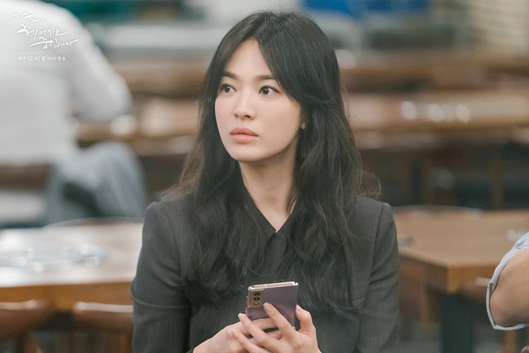 SBSNOW's tweet photo. 회식 중에도 미모 공격 중이던 
영은의 표정이 굳어진 이유는?!🤔

SBS 금토드라마 <지금, 헤어지는 중입니다>
☞ 매주 [금,토] 밤 10시 방송

#SBS금토드라마 #지금헤어지는중입니다 
#지헤중 #Nowwearebreakingup
#송혜교 #장기용 #최희서 #김주헌 https://t.co/UI7vrUCUXr